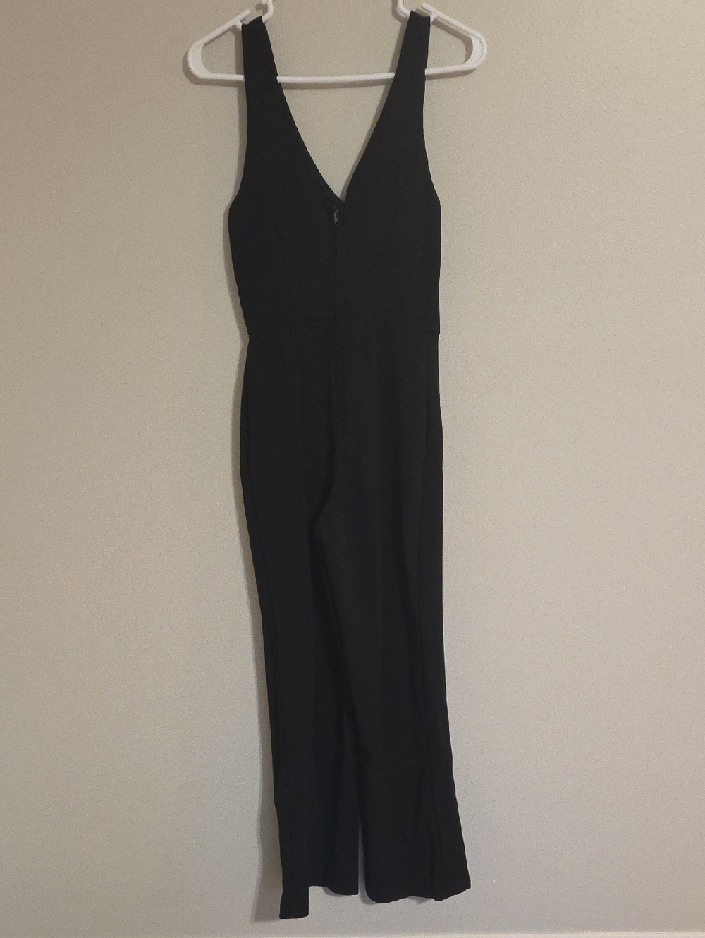 Black V-Neck Sleeveless Jumpsuit - Picture 3 of 5